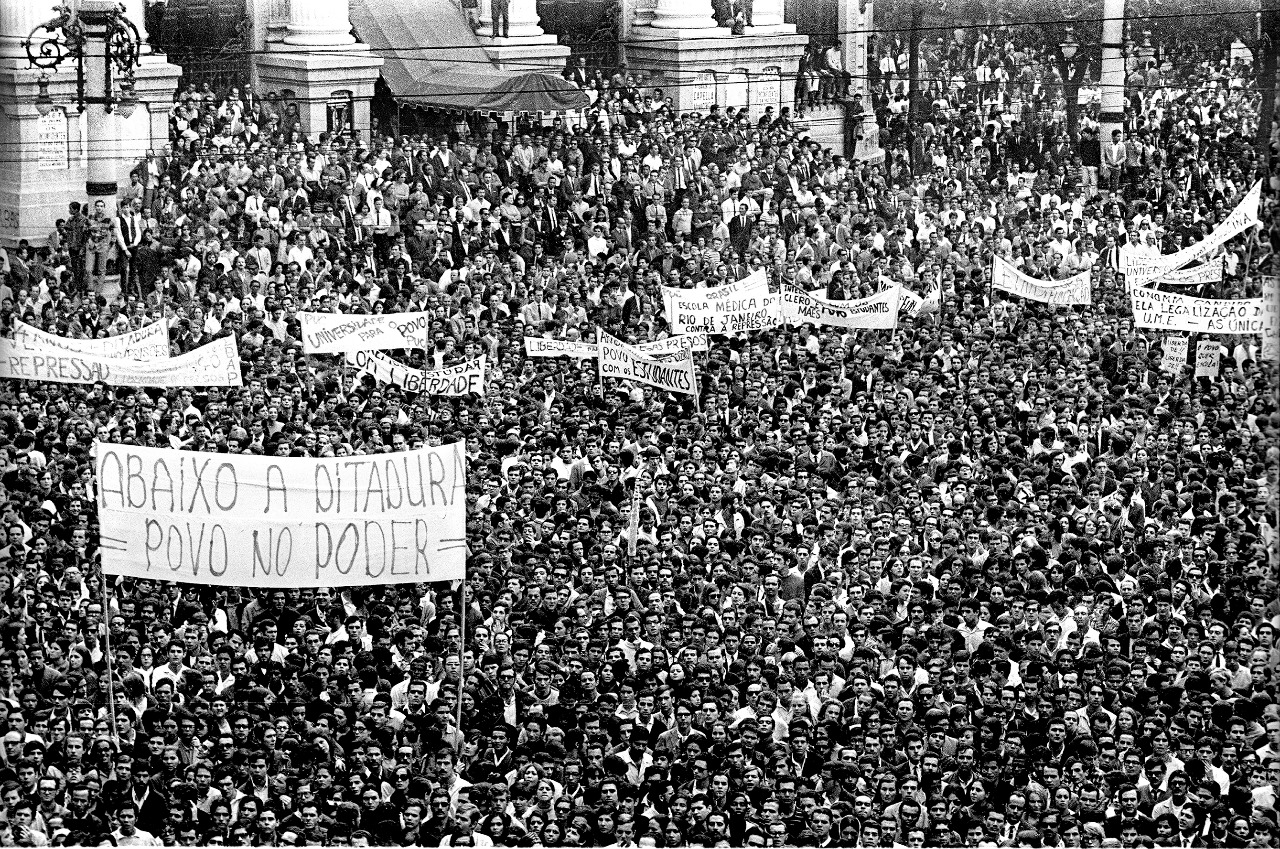 1968, revoltas no Brasil e no mundo: a barricada fecha a rua, mas abre caminhos