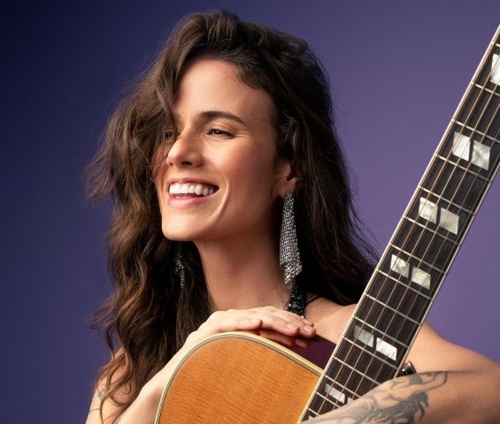 Ana Canãs realiza sessão extra de show em homenagem a Belchior